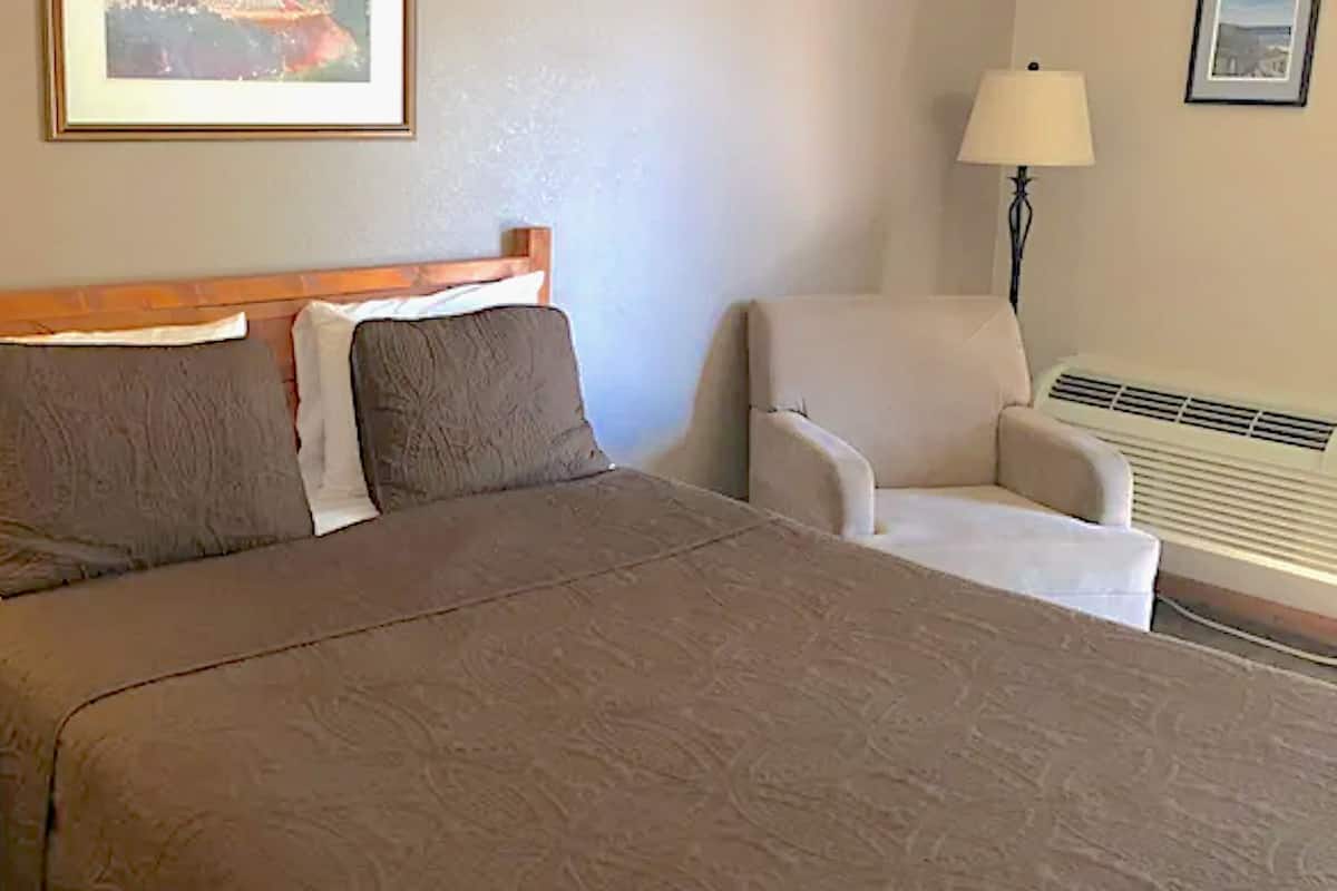 Classic Room, 1 Queen Bed, Pets Allowed | Desk, laptop workspace, WiFi (free), bed sheets