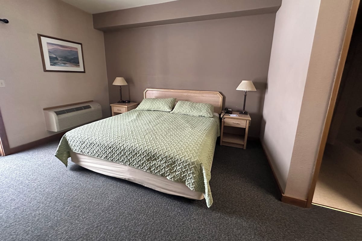 Desk, laptop workspace, WiFi (free), bed sheets
