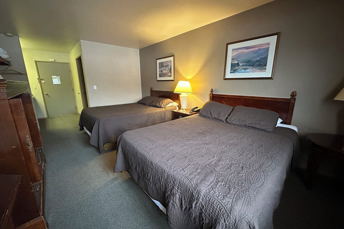 Family Double Room, 2 Queen Beds, Accessible Bathtub, Pets Allowed | Desk, laptop workspace, WiFi (free), bed sheets