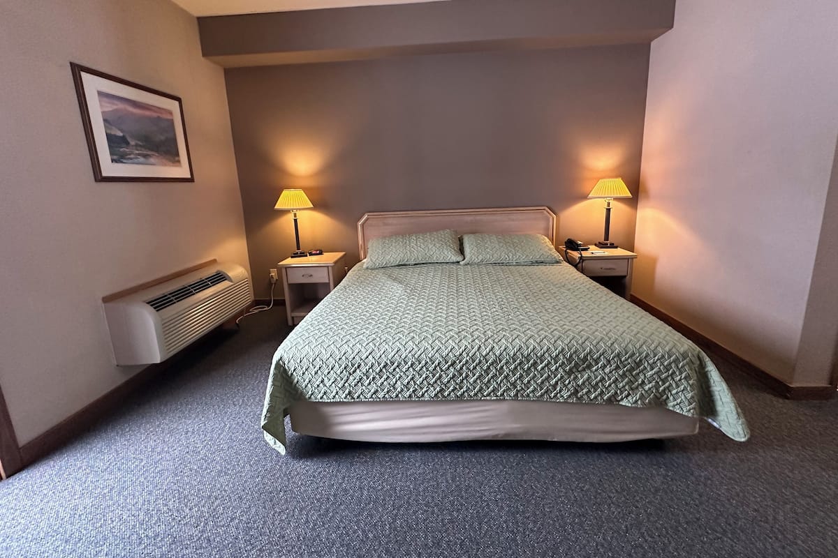 Superior Room, 1 King Bed | Desk, laptop workspace, WiFi (free), bed sheets
