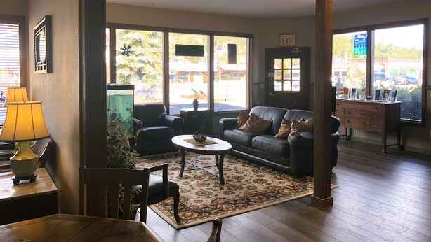 Lobby sitting area - Timber Lodge Inn (Cle Elum)