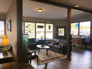 Lobby sitting area - Timber Lodge Inn (Cle Elum)