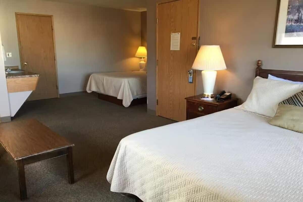 Desk, laptop workspace, WiFi (free), bed sheets