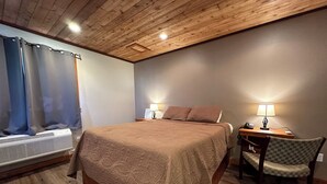 Deluxe Room | Desk, laptop workspace, WiFi (free), bed sheets - Timber Lodge Inn (Cle Elum)