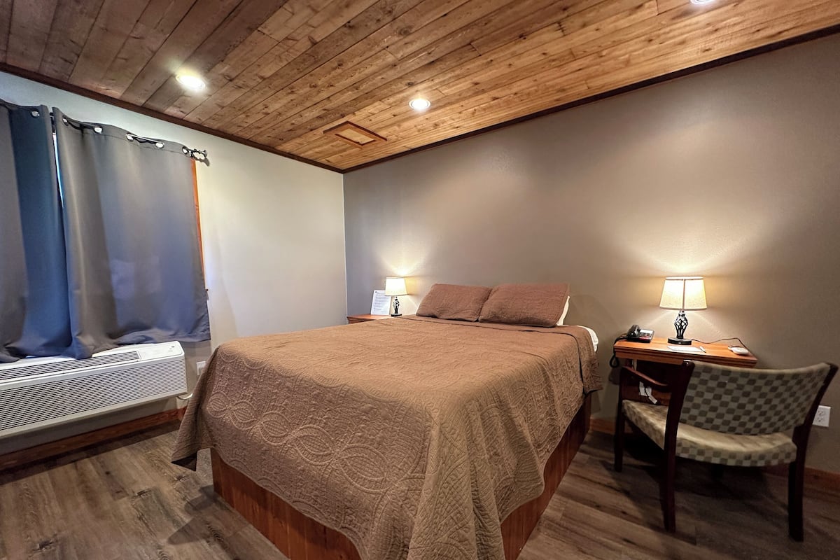 Deluxe Room | Desk, laptop workspace, WiFi (free), bed sheets