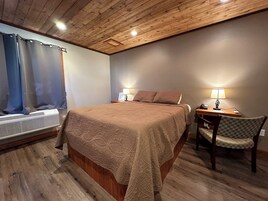 Deluxe Room | Desk, laptop workspace, free WiFi, bed sheets