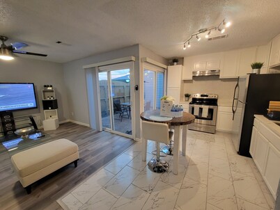 Spacious n Cozy 3 Bedroom // 15 min from Downtown