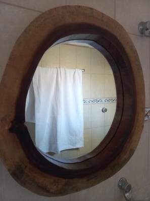 Douche, serviettes fournies, savon, shampoing