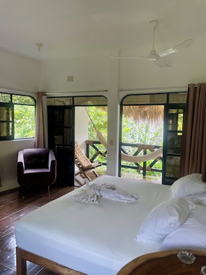 A room with a bed, a chair, and a hammock. - Villa del Mar (San Pedro Pochutla)