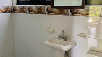 Deluxe Room | Bathroom | Shower, towels, soap, shampoo