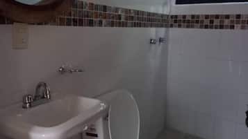 Douche, serviettes fournies, savon, shampoing