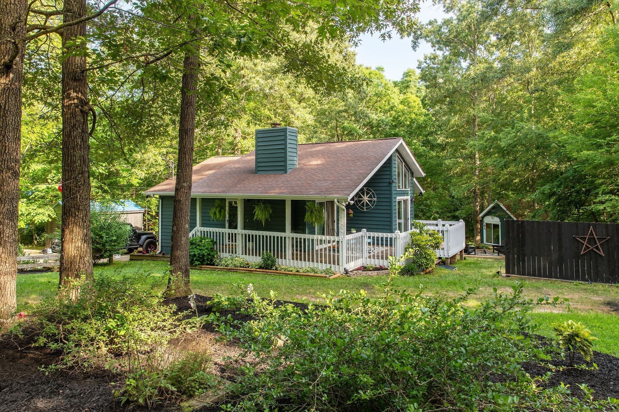 "Peaceful Cabin Retreat:Stylish & Cozy Getaway in the Woods-30 min to Nashville 