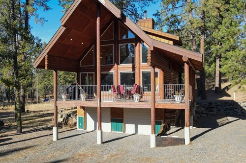 Log Cabin Getaway: WIFI, GameRoom, Firepit, pets OK!