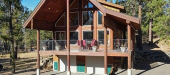 Log Cabin Getaway: WIFI, GameRoom, Firepit, pets OK!