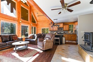 Smart TV, fireplace, DVD player, books - Log Cabin Getaway: WIFI, GameRoom, Firepit, pets OK! (Cascade)