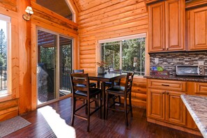 Dining - Log Cabin Getaway: WIFI, GameRoom, Firepit, pets OK! (Cascade)