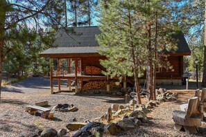 Property grounds - Log Cabin Getaway: WIFI, GameRoom, Firepit, pets OK! (Cascade)