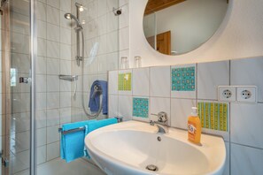 Dusche, Haartrockner, Handtücher