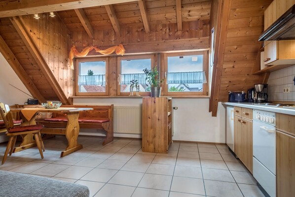 Kühlschrank, Ofen, Herdplatte, Wasserkocher mit Kaffee-/Teezubehör