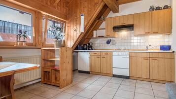 Fridge, oven, stovetop, coffee/tea maker