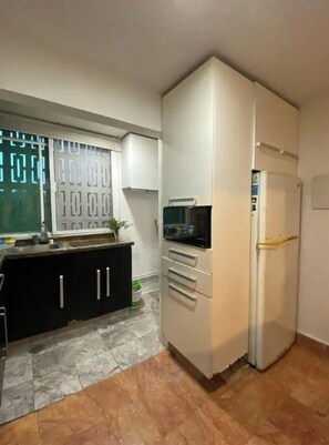 Refrigerador, microondas, placa de cocina, cafetera/tetera