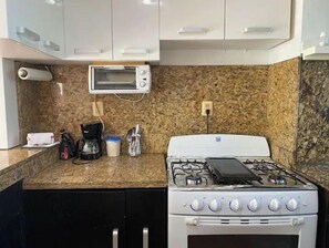 Refrigerador, microondas, parrilla de estufa y cafetera y tetera