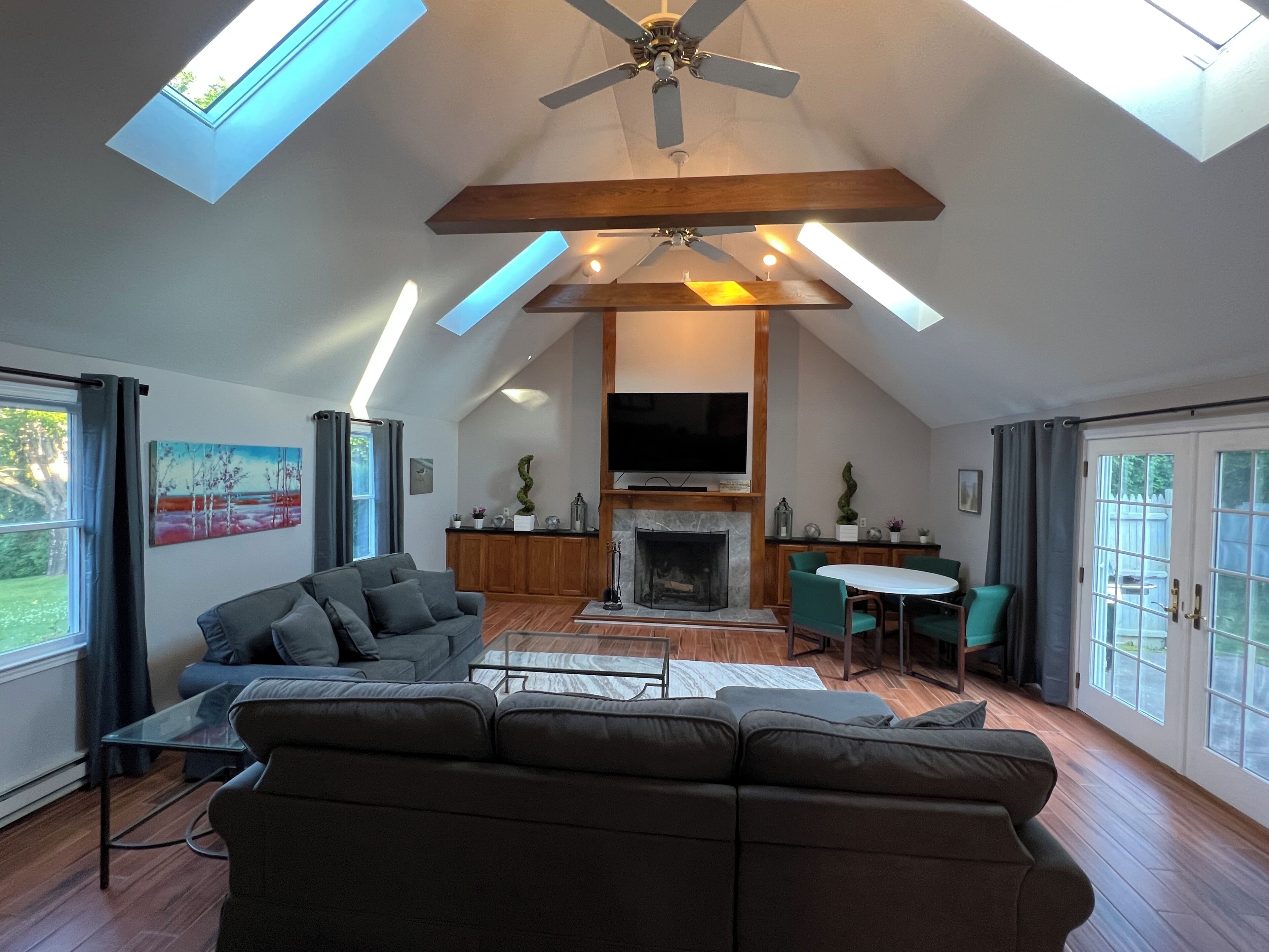 智能电视、DVD 播放器、桌上足球、影片库