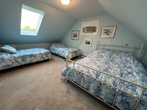 3 bedrooms, desk, iron/ironing board, free WiFi