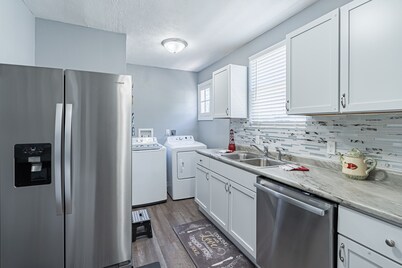 Casa de Paz NE • 3,000sqft • 4bdrm • 2 Sunroom’s • 1 mile to ZOO