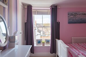3 habitaciones, escritorio y tabla de planchar con plancha 