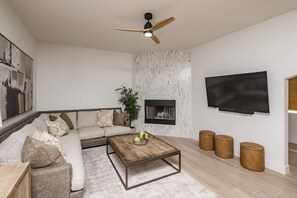 TV connectée, cheminée, jeux vidéo, chaîne hi-fi