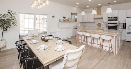 Heated Pool ~ Sleeps 20 ~ HUGE Family Resort Oasis