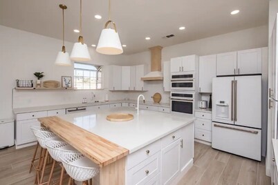 Heated Pool ~ Sleeps 20 ~ HUGE Family Resort Oasis