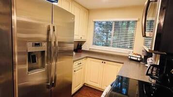 雪櫃、微波爐、焗爐、爐具