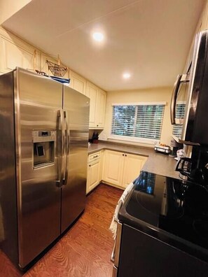 Een koelkast, een magnetron, een oven, een kookplaat