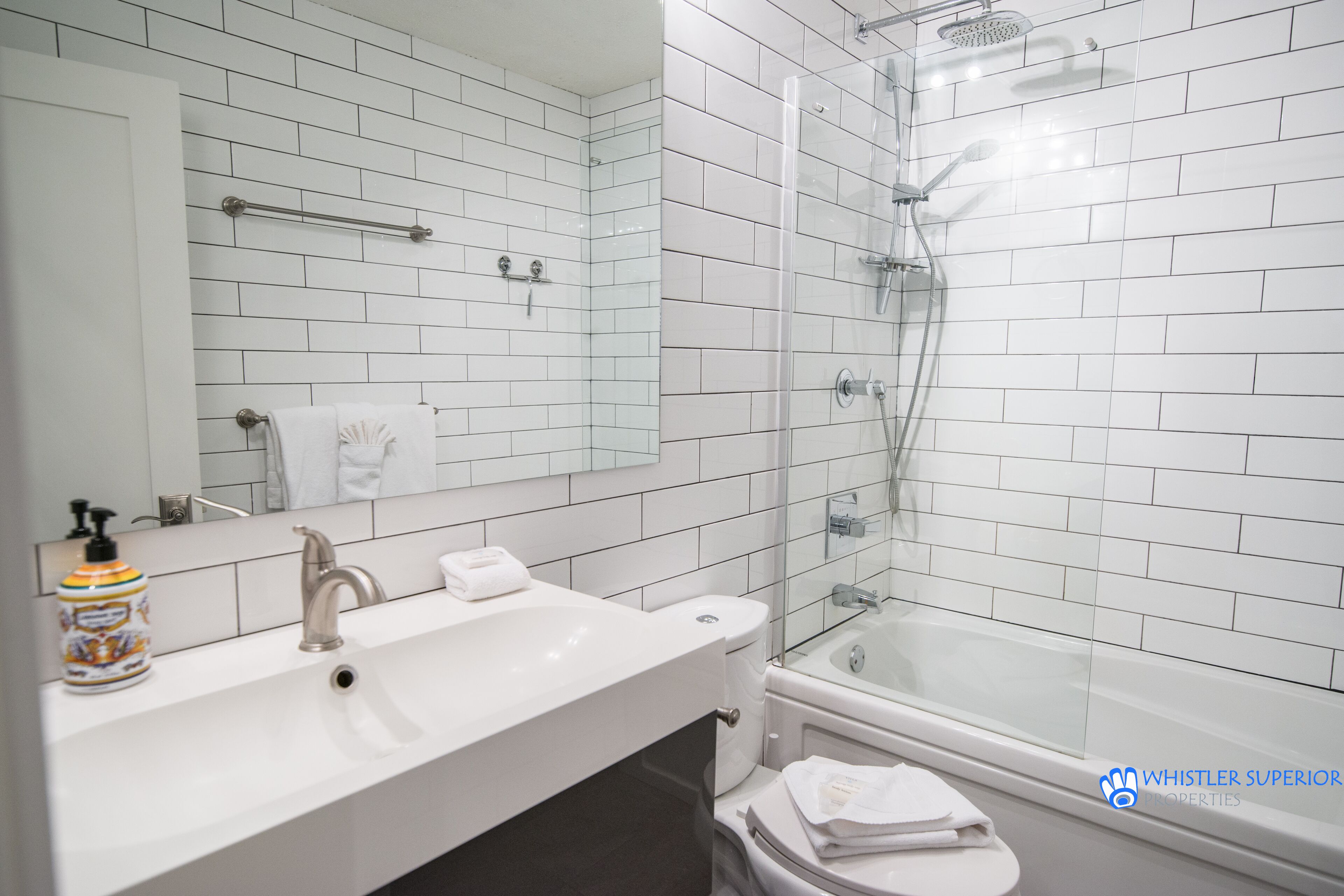 Douche à « effet pluie », sèche-cheveux