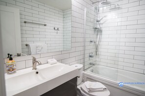 Regendusche, Haartrockner, Fußbodenheizung (Badezimmer), Handtücher