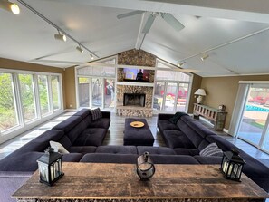 Televisión y chimenea 