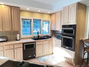 Fridge, microwave, oven, stovetop - Play @ The Hideaway - hot tub, sauna, gymnasium (Three Oaks)