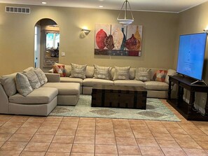 Una televisión, una chimenea