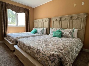 6 dormitorios, escritorio, tabla de planchar con plancha y cuna de viaje