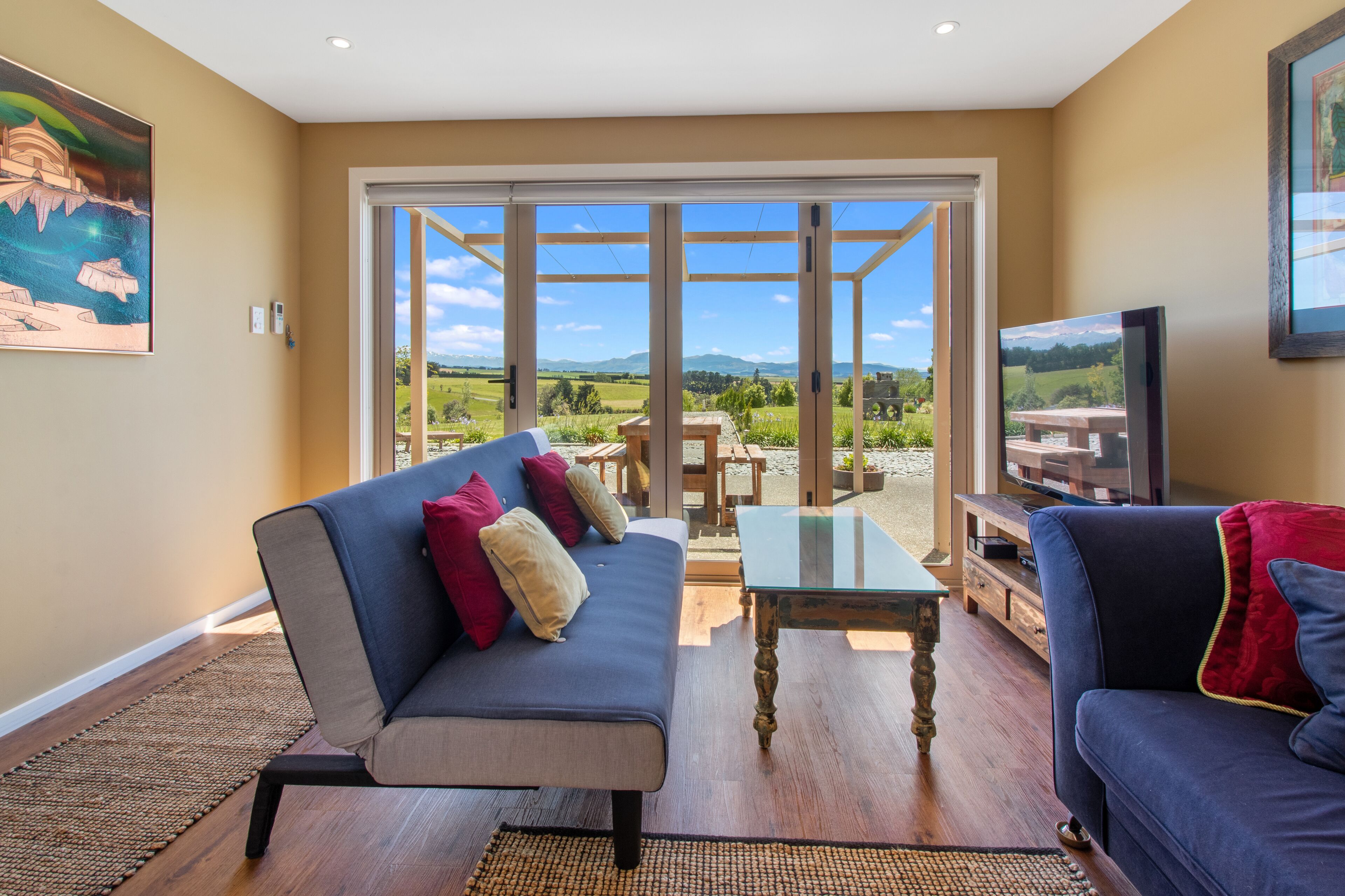 Télévision, lecteur de DVD, livres