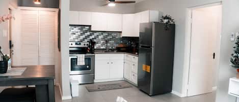 Frigorifero, microonde, forno, piano cottura