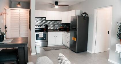 Secure & Central with Free Parking - Minutes to Food, Shops, Fun