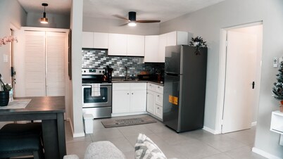 Secure & Central with Free Parking - Minutes to Food, Shops, Fun