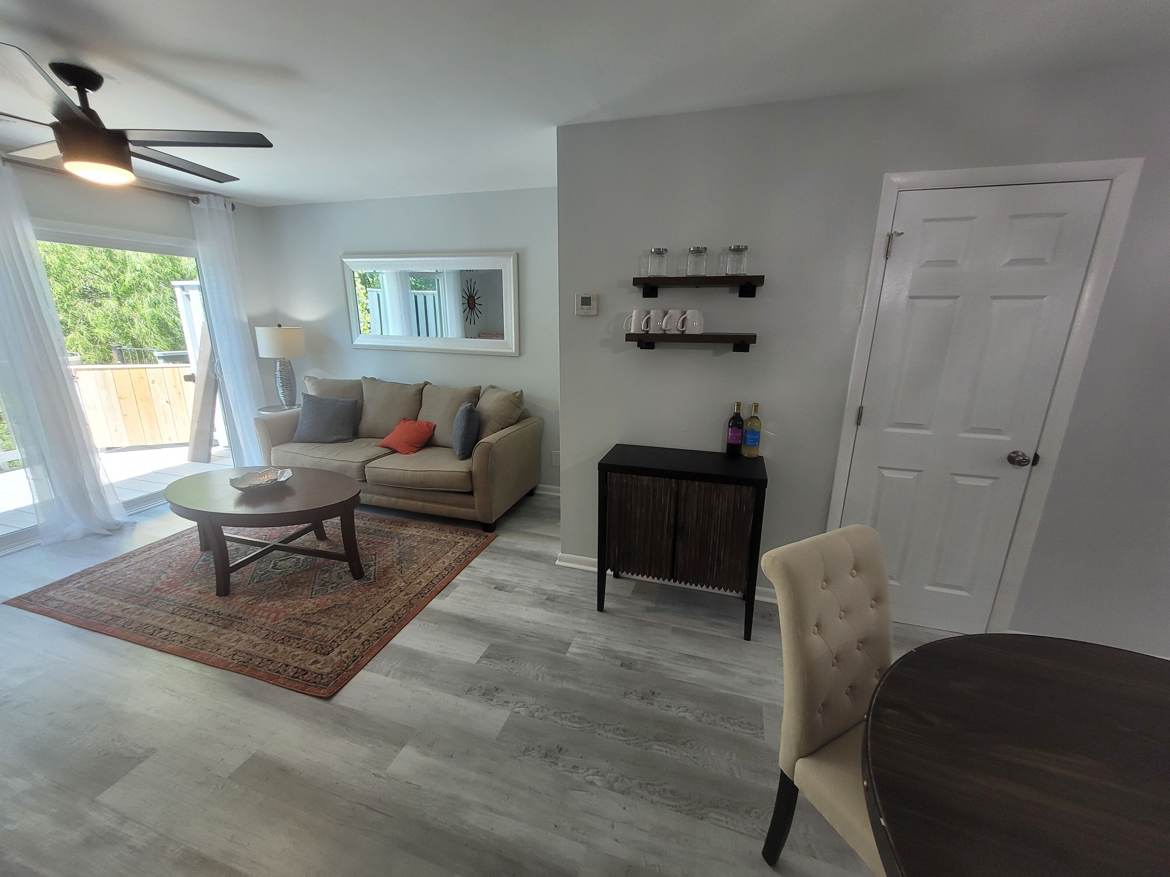 Stylish Remodeled Townhouse - Goose Creek