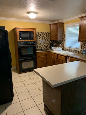 Frigorífico, microondas, horno y placa de cocina