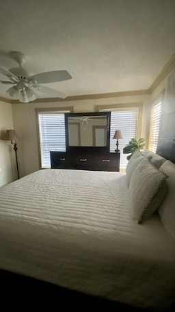 3 bedrooms, desk, iron/ironing board, WiFi. Cozy home with great landscaping and cute decor!