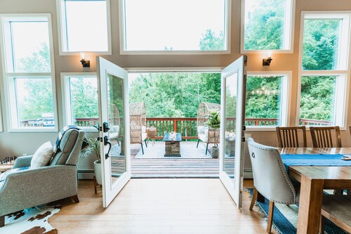 Hot tub! Retreat for large or small groups. Sleeps 16! View Auoras and Denali!