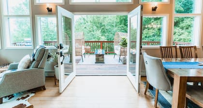 Hot tub! Retreat for large or small groups. Sleeps 16! View Auoras and Denali!